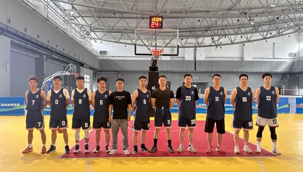 当兰州新区第五届职工羽毛球、乒乓球、篮球预选赛的战鼓擂响，西部市政建设集团的运动健儿们怀揣着对竞技的热爱与团队的荣誉，踏上了这场运动盛宴。作为公司职工篮球运动协会组建后的又一次集体征战，从篮球赛场的默